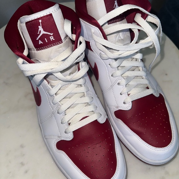 Jordan 1 Mid Valentines Day - Picture 3 of 6
